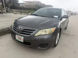 Toyota Camry LE 4dr Sedan (2.5L 4cyl 6A) 2011 Gray