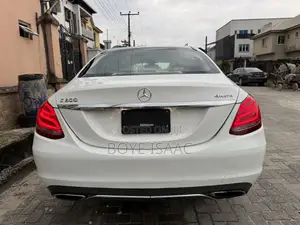 Mercedes-Benz C300 Luxury 4dr AWD 4Matic Sedan (2.0L 4cyl 7A) 2015