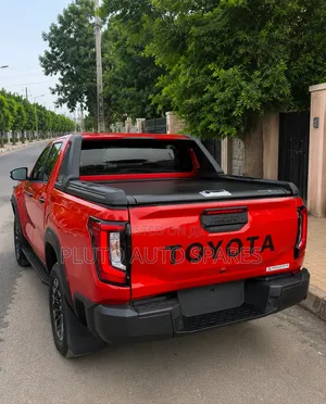 Retractable Tonneau Roller Boot Cover and TRD Spoiler Hilux 2026