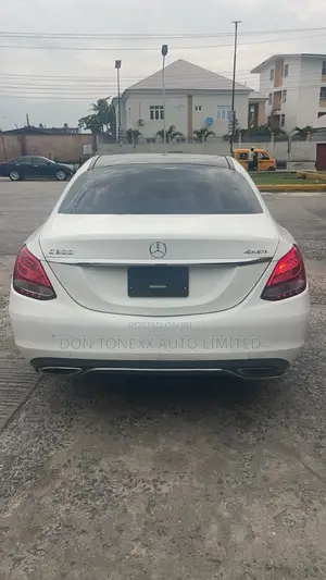 Mercedes-Benz C300 Luxury 4dr AWD 4Matic Sedan (2.0L 4cyl 7A) 2015