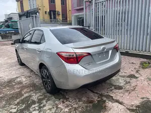 Toyota Corolla SE (1.8L 4cyl 2A) 2018 Silver