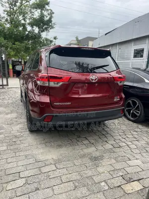 Toyota Highlander SE 4x4 V6 (3.5L 6cyl 8A) 2018 Maroon