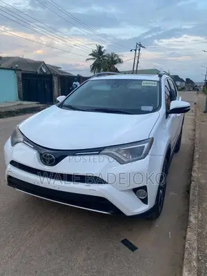 Toyota RAV4 XLE 4dr SUV (2.5L 4cyl 6A) 2018 White