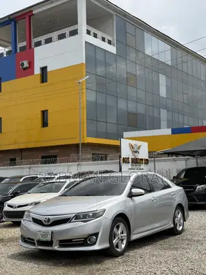 Toyota Camry SE 4dr Sedan (2.5L 4cyl 6A) 2013 Silver