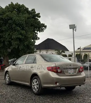 Toyota Corolla LE 4dr Sedan (1.8L 4cyl 4A) 2010 Gold