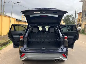 Toyota Highlander XSE 2021 Blue