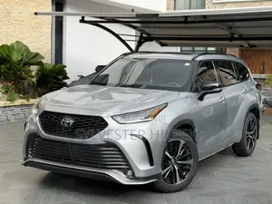 Toyota Highlander XSE 2022 Silver