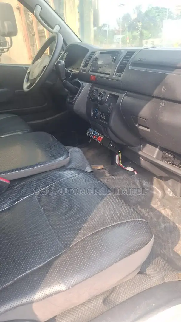 Toyota HiAce 2013 White
