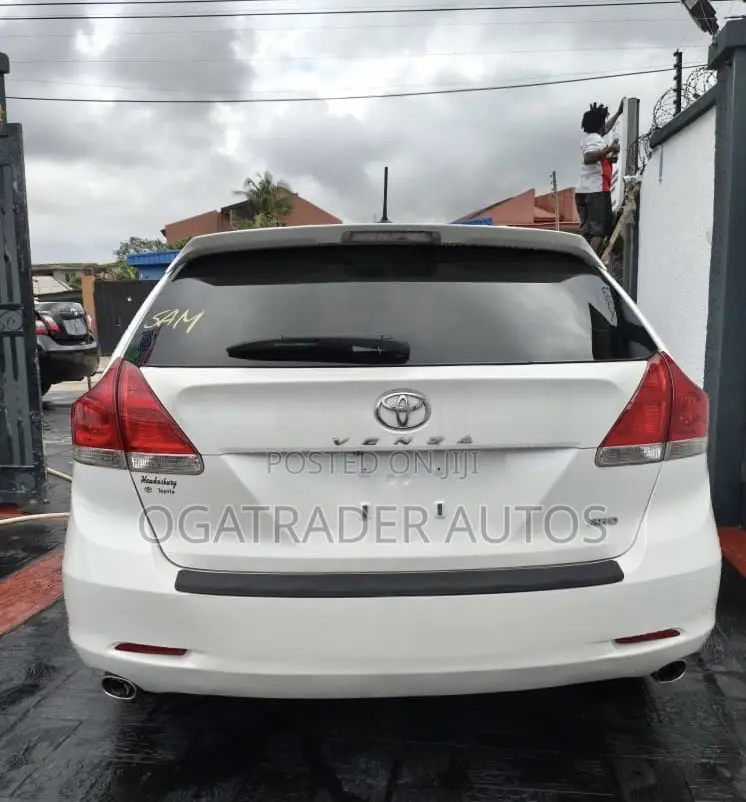 Toyota Venza XLE 2010 White