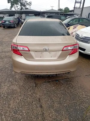Toyota Camry LE 4dr Sedan (2.5L 4cyl 6A) 2014 Gold
