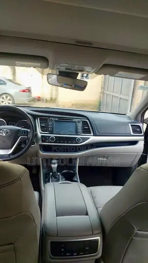 Toyota Highlander XLE 4x4 V6 (3.5L 6cyl 8A) 2018 Gray