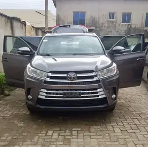 Toyota Highlander XLE 4x4 V6 (3.5L 6cyl 8A) 2018 Gray