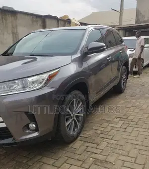 Toyota Highlander XLE 4x4 V6 (3.5L 6cyl 8A) 2018 Gray