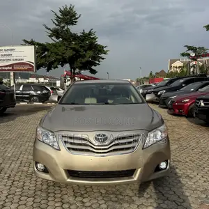 Toyota Camry XLE V6 4dr Sedan (3.5L 6cyl 6AM) 2010 Gold
