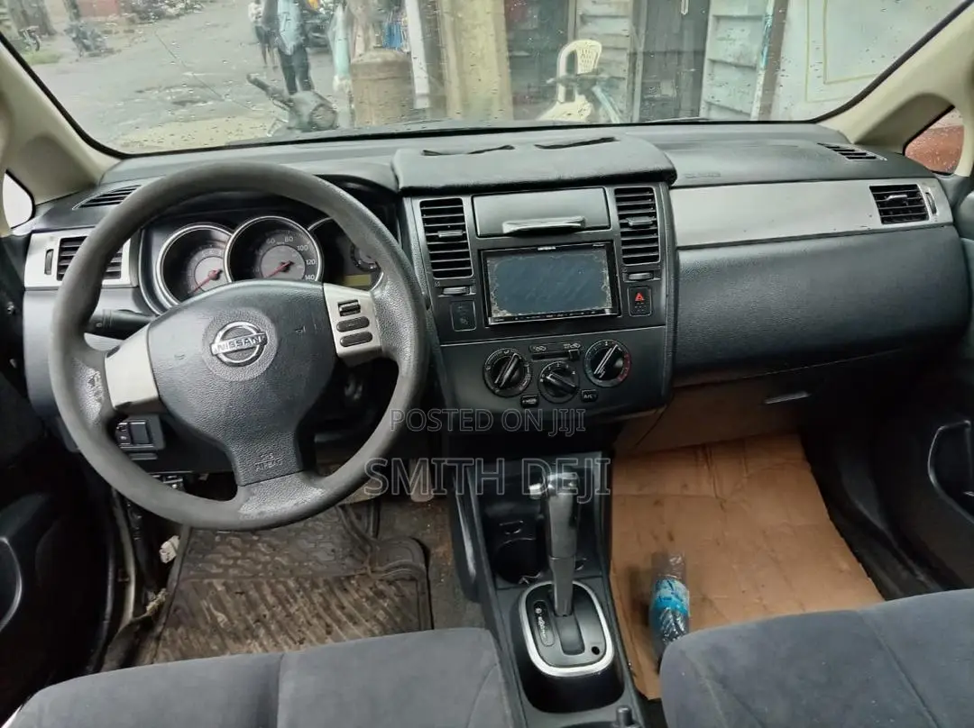 Nissan Versa 2005 Gray