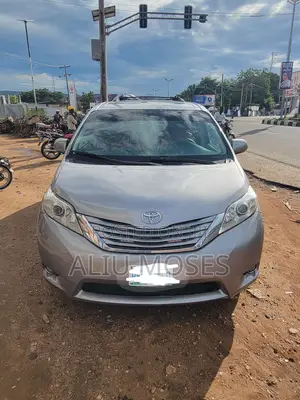 Toyota Sienna 2012 Silver