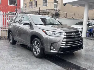 Toyota Highlander XLE 4x4 V6 (3.5L 6cyl 8A) 2018