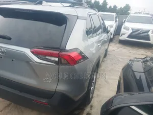 Toyota RAV4 XLE 2021 Brown