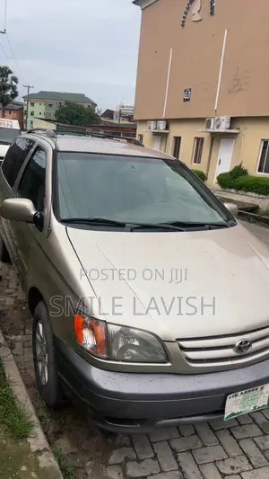 Toyota Sienna LE 2002 Gold