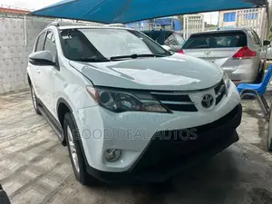 Toyota RAV4 XLE 4dr SUV (2.5L 4cyl 6A) 2014 White