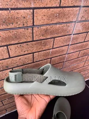Nike Calm Covertoes