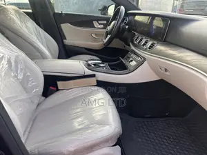 Mercedes-Benz E300 2019 Blue