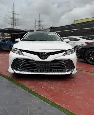 Toyota Camry XLE V6 (3.5L V6 8A) 2019 White