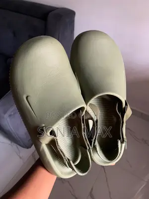 Nike Calm Covertoes