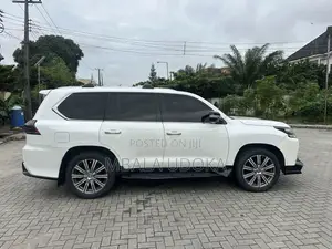 Lexus LX 570 AWD 2017 White