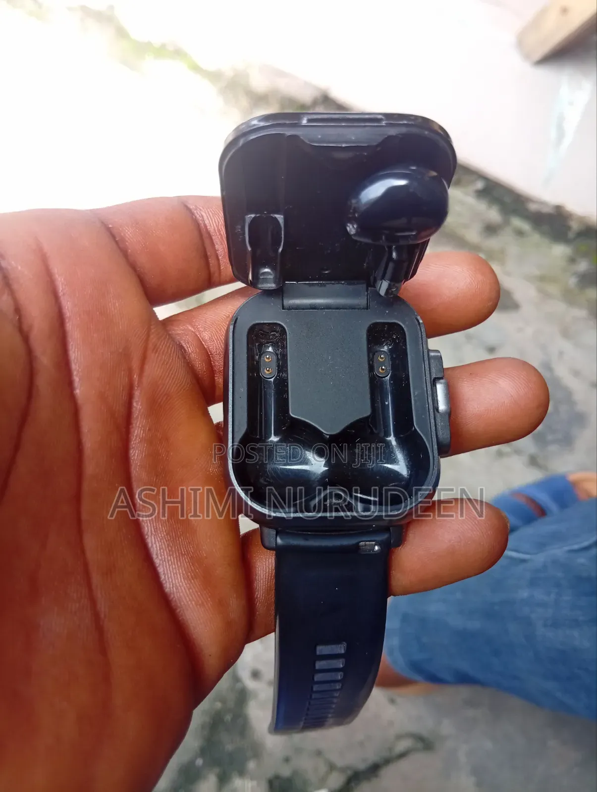 D8 2 in 1 Smartwatch and Earbud