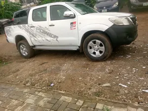 Toyota Hilux 2024 White