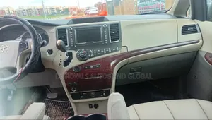 Toyota Sienna 2015 Black