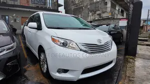 Toyota Sienna XLE AWD 7-Passenger 2013 White