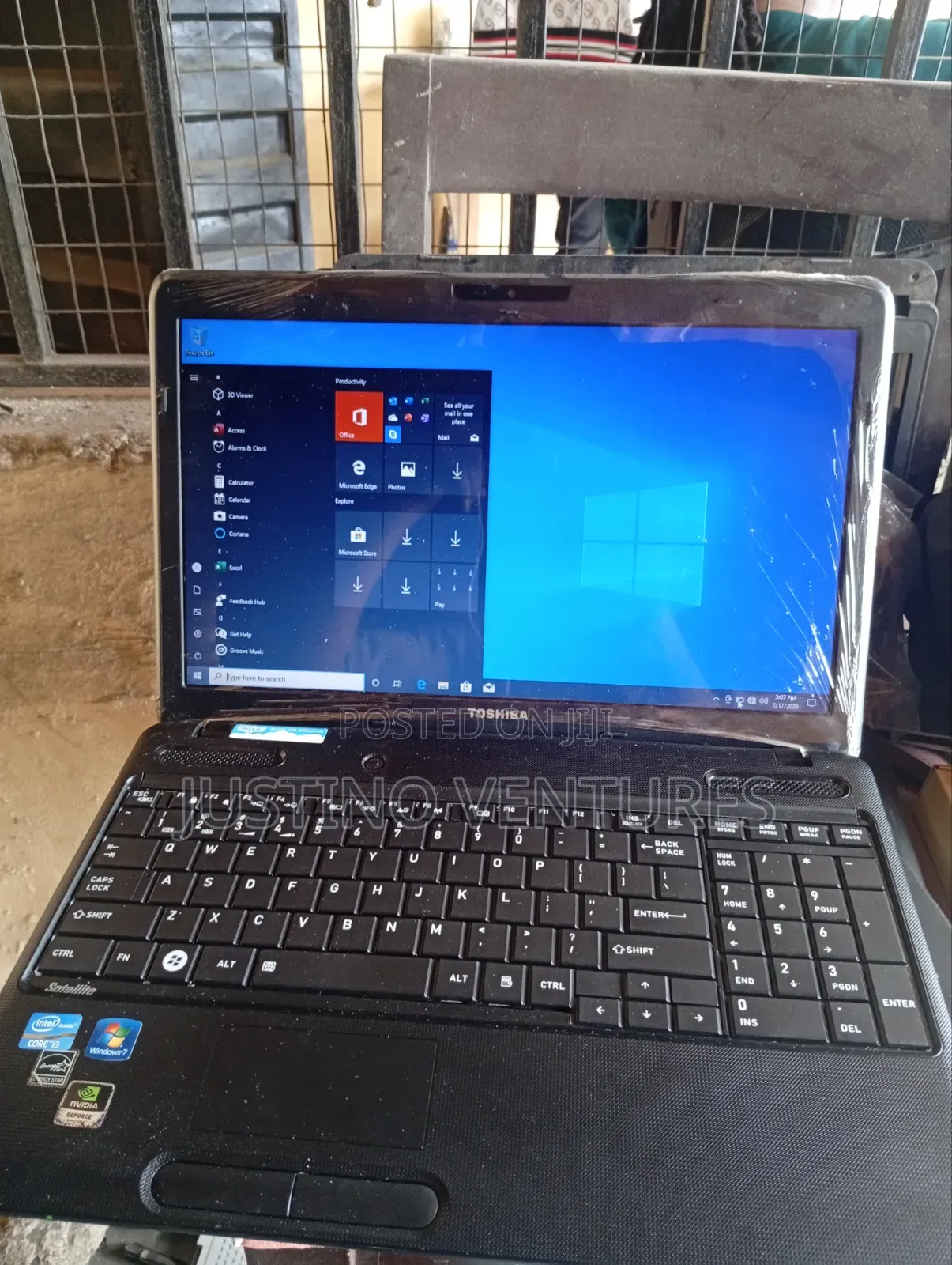 Laptop Toshiba Satellite C665 4GB Intel Core i3 HDD 320GB
