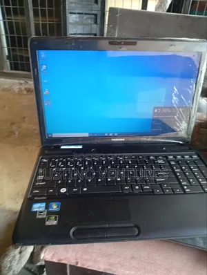 Laptop Toshiba Satellite C665 4GB Intel Core i3 HDD 320GB