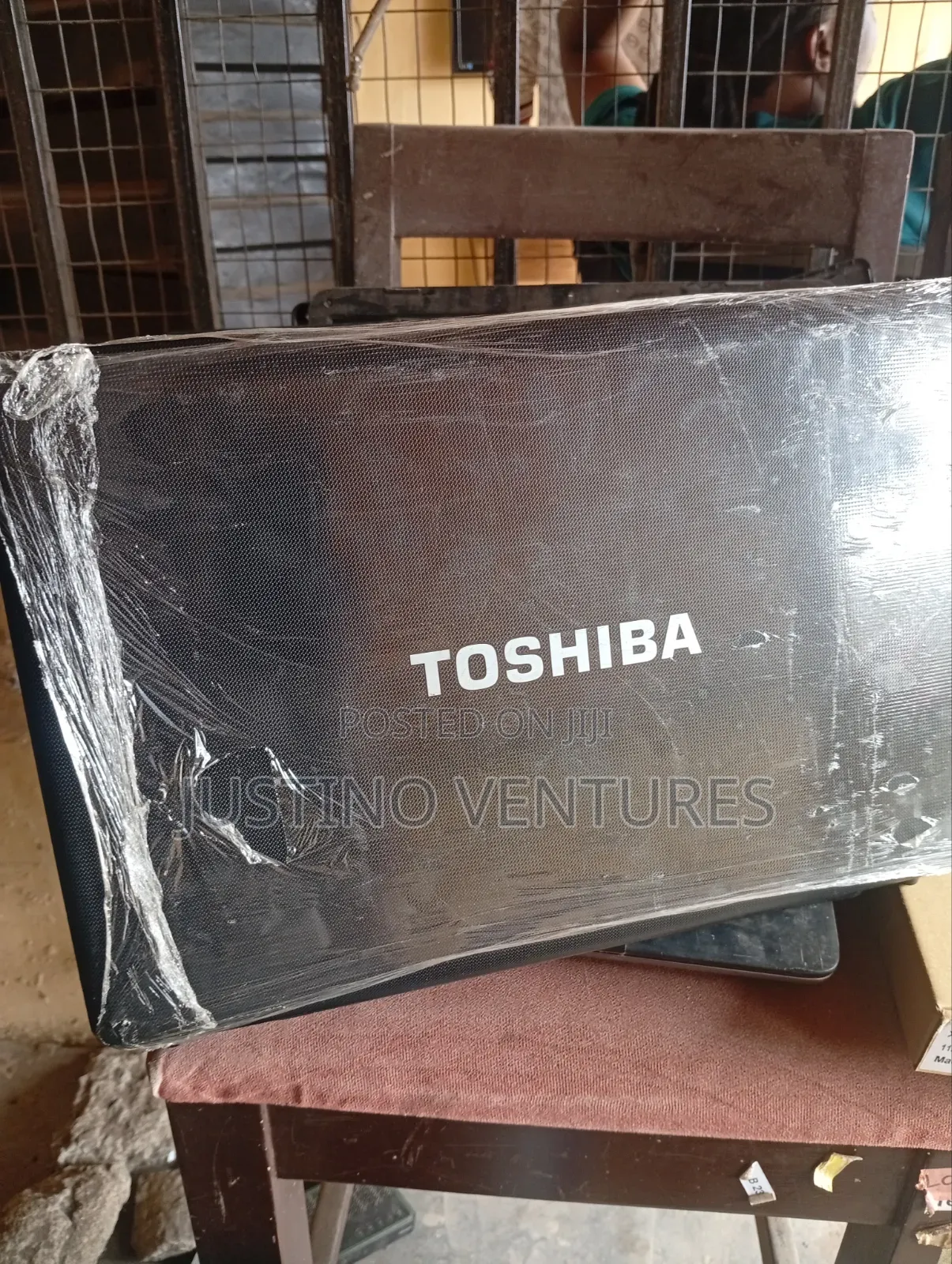Laptop Toshiba Satellite C665 4GB Intel Core i3 HDD 320GB