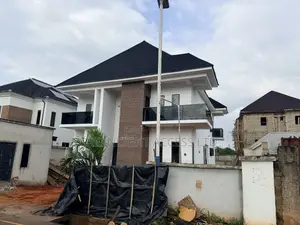 5bdrm Duplex in Oshimili South for sale