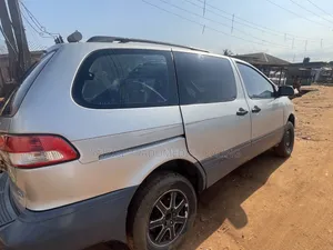 Toyota Sienna 2000 Gray