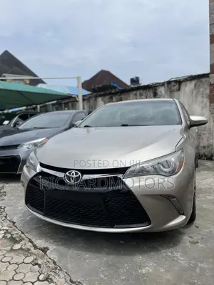 Toyota Camry XSE 4dr Sedan (2.5L 4cyl 6A) 2015 Gold