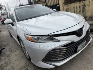 Toyota Camry XLE V6 FWD (3.5L 6cyl 8AM) 2018 White