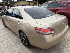 Toyota Camry LE 4dr Sedan (2.5L 4cyl 6AM) 2010 Gold