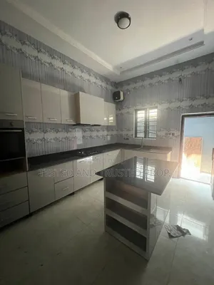 Mini Flat in Chevron for rent