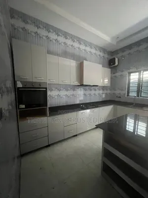 Mini Flat in Chevron for rent