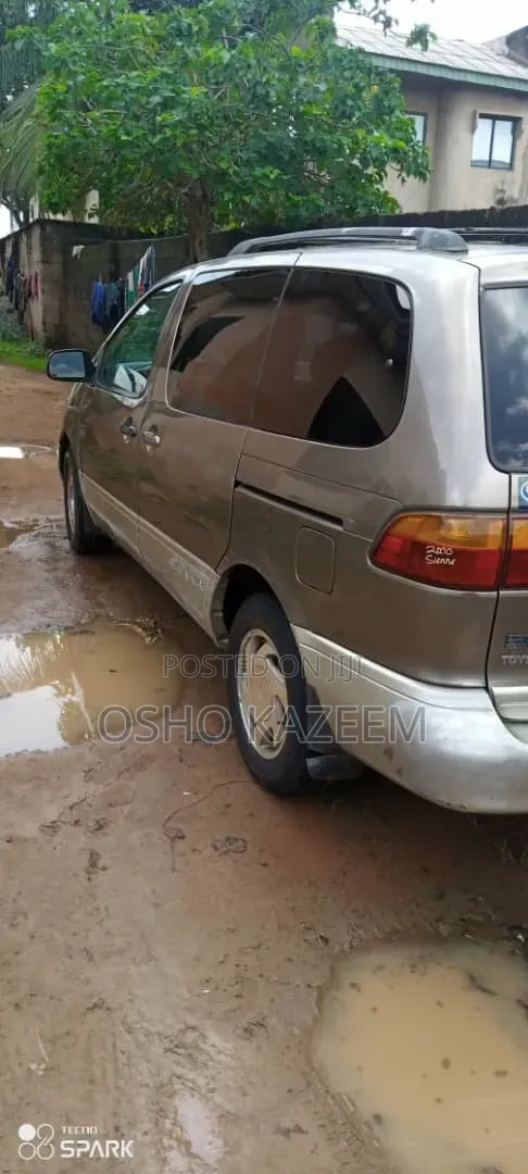 Toyota Sienna 2000 Silver