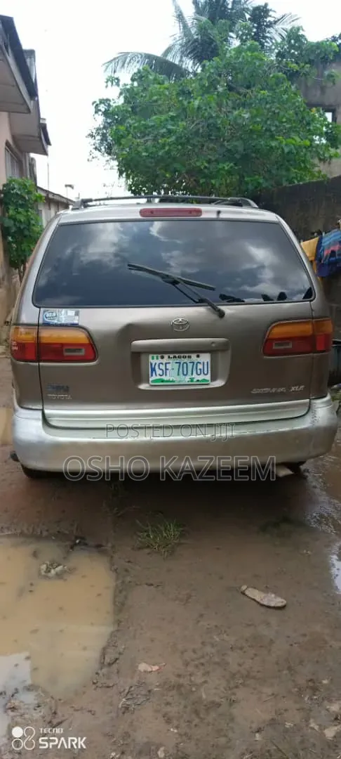 Toyota Sienna 2000 Silver