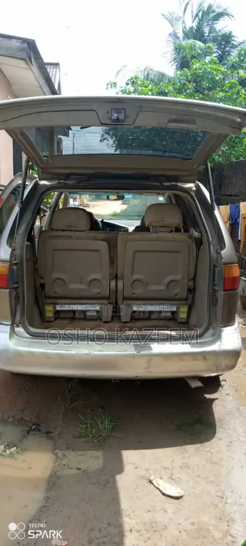 Toyota Sienna 2000 Silver