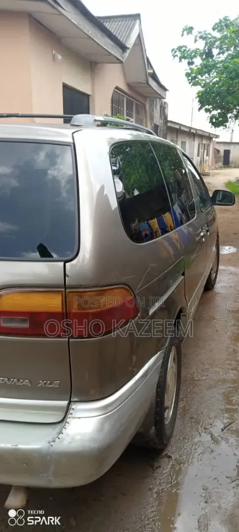 Toyota Sienna 2000 Silver