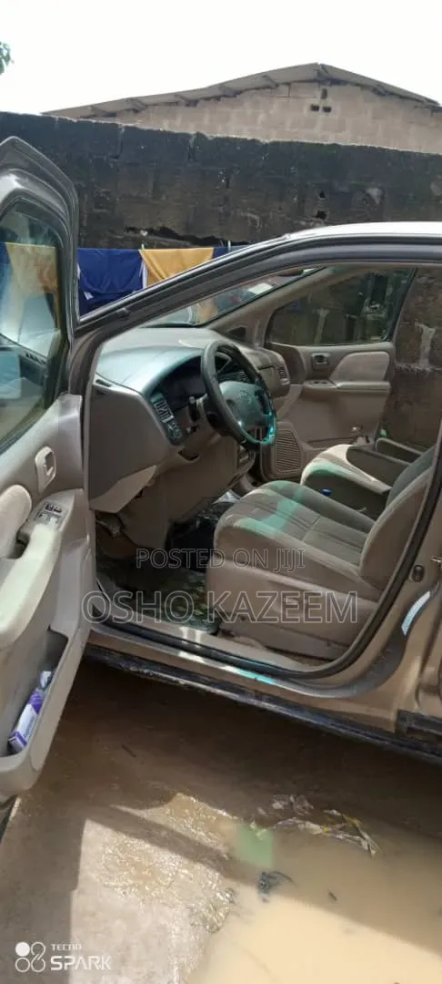 Toyota Sienna 2000 Silver