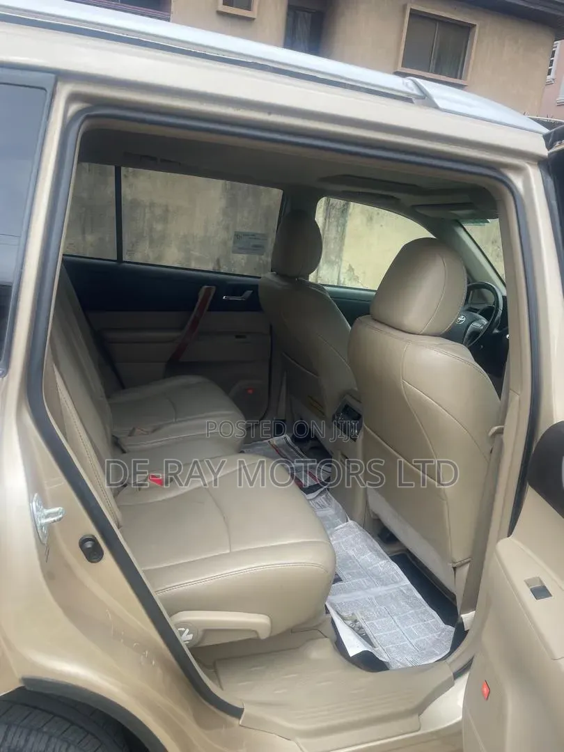 Toyota Highlander 2011 Gold