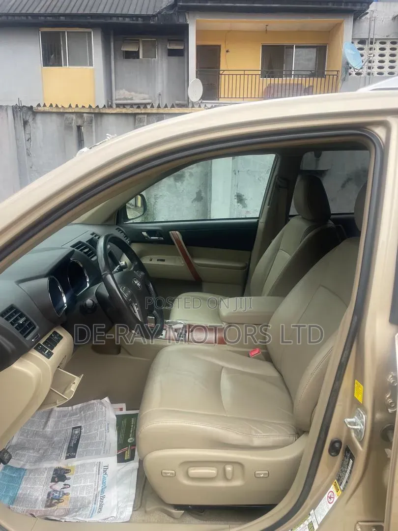 Toyota Highlander 2011 Gold